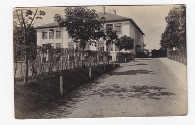 Linna V algkool tänase Vana-Veerenni tänava ääres. Põles märtsis 1944.