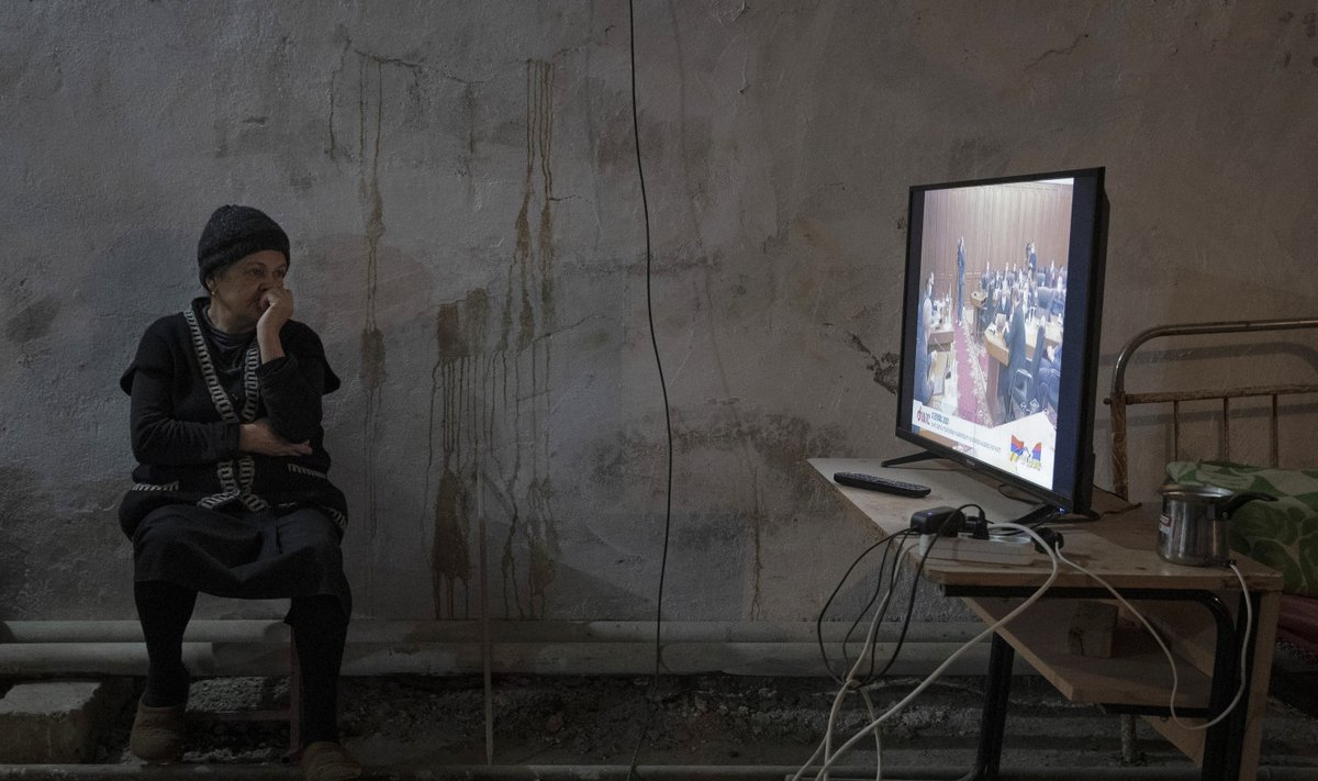 Armeenia naine vaatab varjendis televiisorit