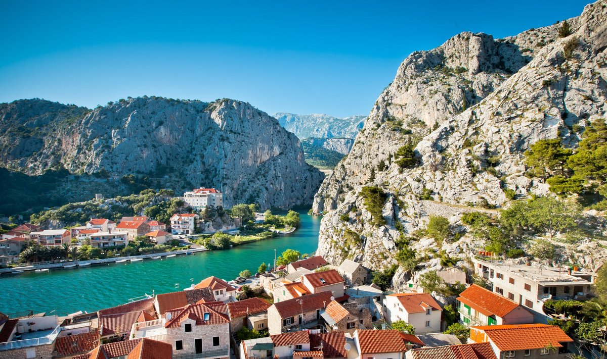 Suvel muutuvad menukamaks Euroopa puhkusepiirkonnad. Pildil on Omiši linn Dalmaatsia piirkonnas Horvaatias.