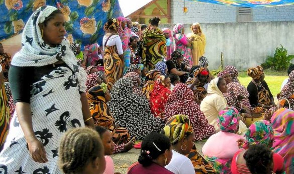 LILLELISE TAEVA ALL: kui sageli mõtlevad need Mayotte’i naised, et elavad paigas, mida tuntakse ka Lõhnade Saare nime all?(Ann Maripuu)