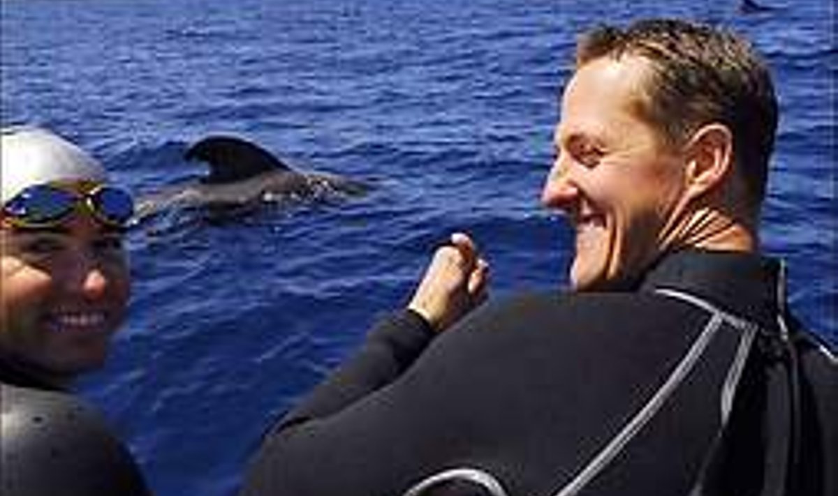 VETEVALLAS: Kuigi Michael Schumacher kartis kevadel 1995 sukeldumisreisil oma elu pärast, pole ta sukeldumist jätnud. See foto delfiine nautivast Schumist on tehtud mullu Tenerife lähistel. All over press