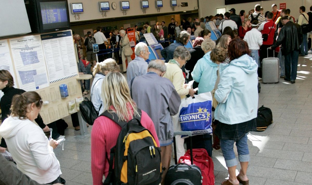 Puhkusele suunduvad inimesed Tallinna lennujaamas.