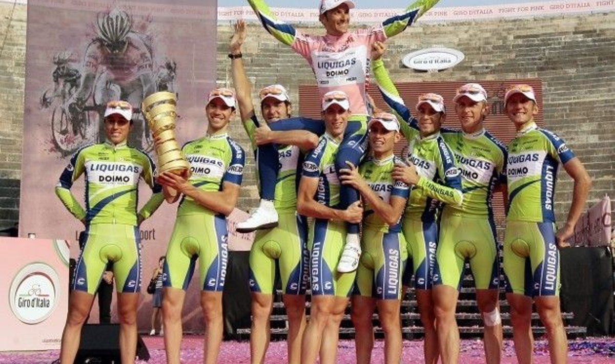 Ivan Basso meeskonnakaaslaste õlgadel, Giro d`Italia, jalgratas