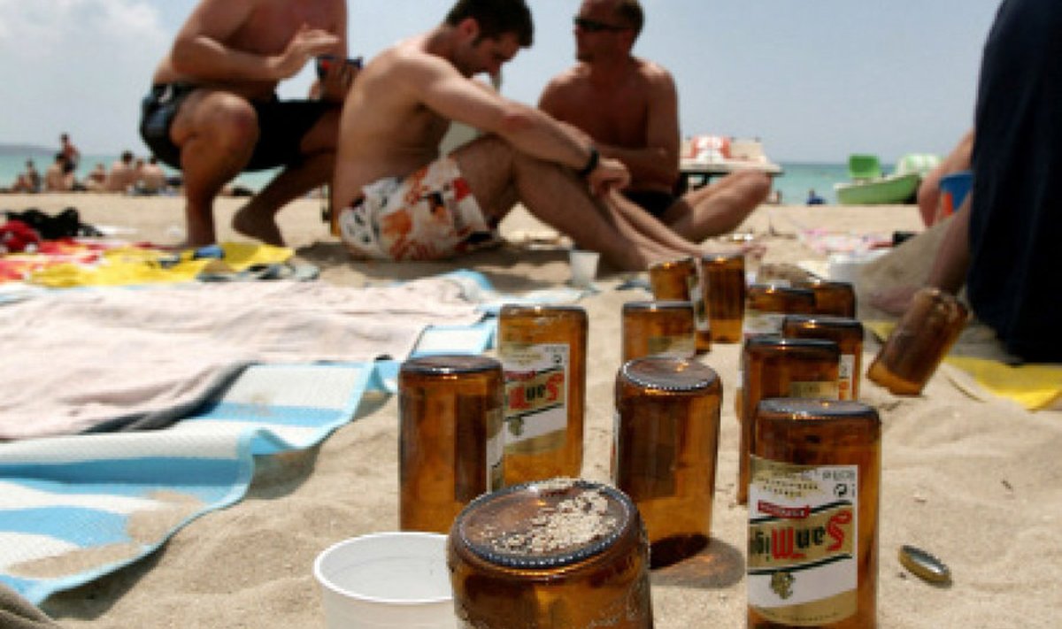 Tühjad õllepudelid on Mallorcal peesitavate sakslaste kõige iseloomulikum tunnus.