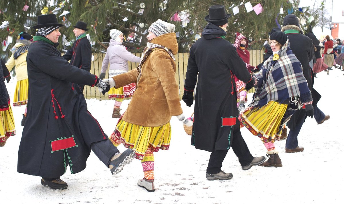 Aasta viimasel päeval koguneb üle Eesti mitu tuhat tantsuentusiasti, kes kuueteistkümnes Eesti linnas kell kolm sünkroonis balletti, show-tantsu, eesti tantsu ja kaasaegset tantsu keerutama hakkavad.