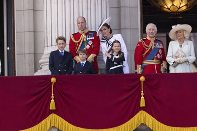 Prints William, printsess Catherine, kuningas Charles III, kuninganna Camilla ning esireas seisvad prints George, prints Louis ja printsess Charlotte Trooping The Colour paraadil Buckinghami palee rõdul aastal 2024.