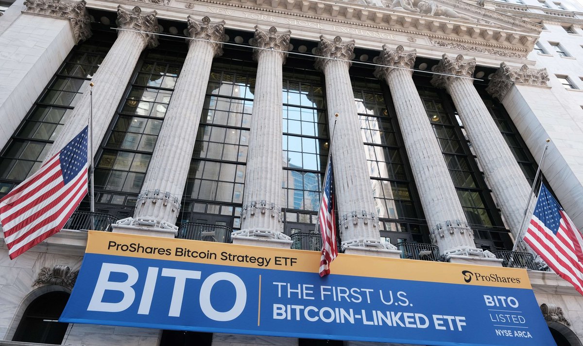 New Yorgi börsihoone koos bitcoini-ETF-i reklaamiga.