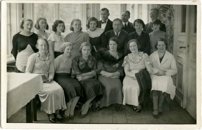 Riviera-Palais’ töötajaskond Maarjamäe lossi verandal 1935. aastal. Esimeses reas vasakult kolmas on peretütar Daisy Valdt, neljas on Emmeline Valdt, kelle taga seisab Johannes Valdt.