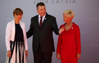 Kersti Kaljulaid koos Läti presidendi Raimonds Vējonise ja tema abikaasaga.