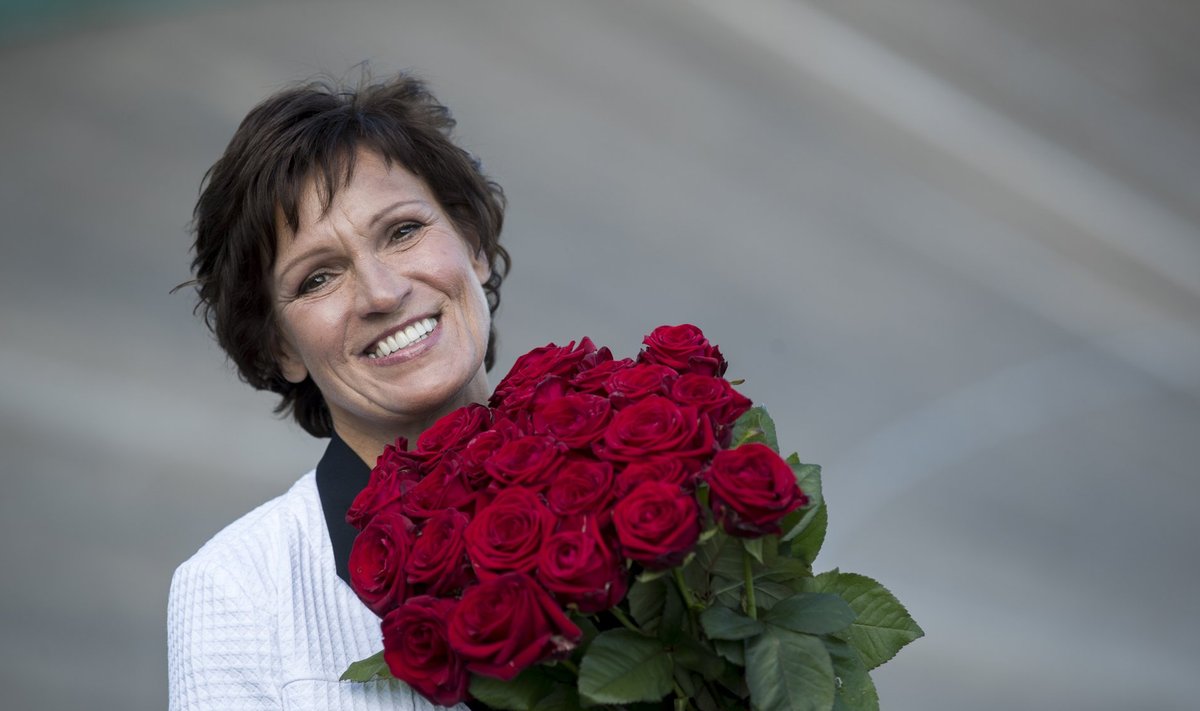25 aastat tagasi Barcelonas esimese nn sinimustvalge kuldmedali võitnud Erika Salumäele kingiti 9. augustil toimunud EOK tänuüritusel sületäis roose.
