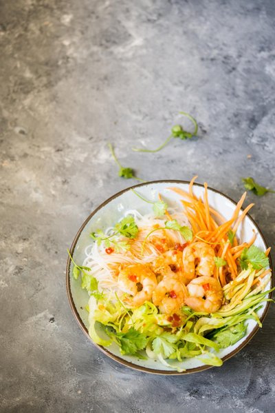 Nuudlisalat krevettide ja köögiviljadega