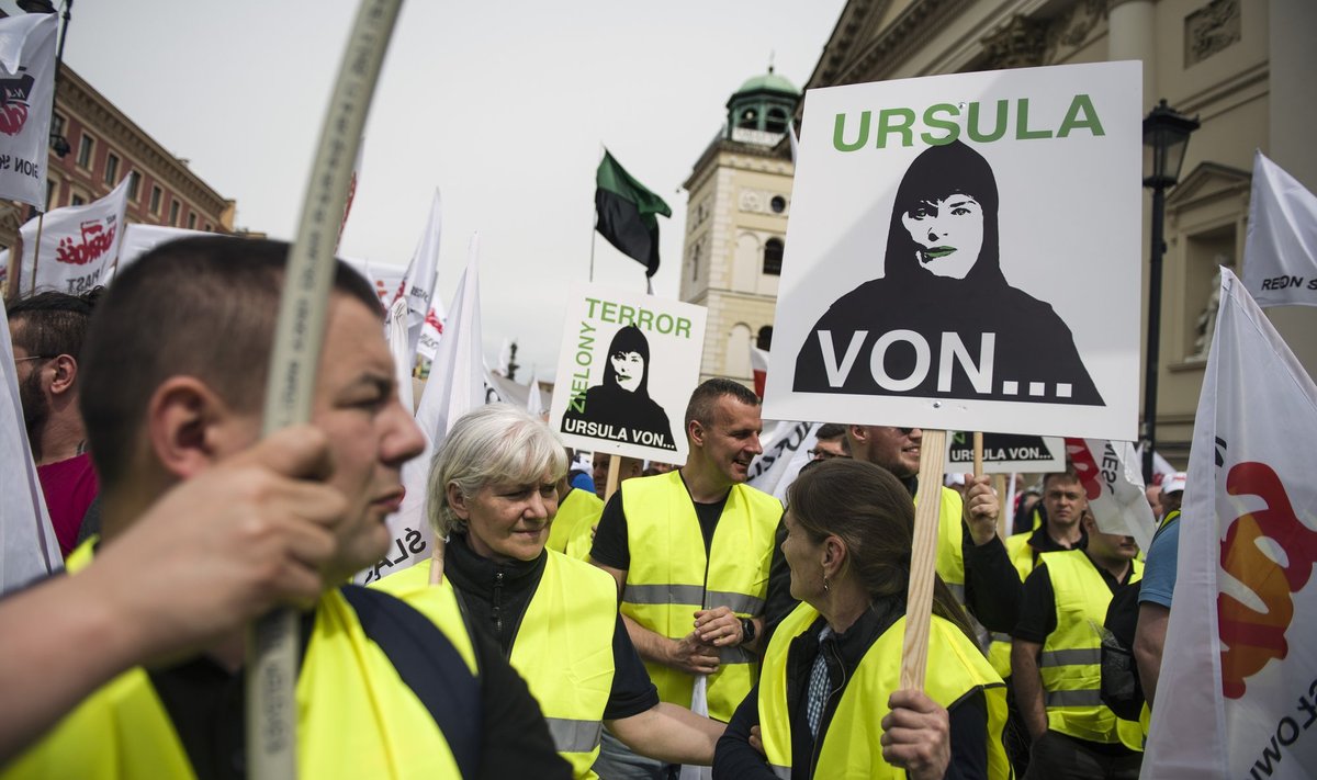 Rohepöörde suur eestvedaja Ursula von der Leyen on tule all, sest Euroopa roheplaanide elluviimine on poliitiliselt järjest valusam. Fotol on 10. mail Varssavis toimunud EL-i poliitika vastane meeleavaldus.
