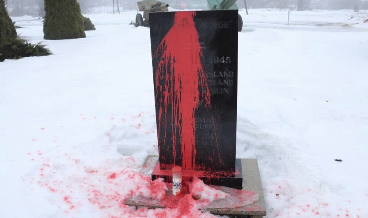 Mälestusmärgid kallati üle punase värviga. 