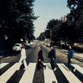 VEEBIKAAMERA: Vaata, kuidas turistid Abbey Road'il lõputult biitlite kuulsat tänavaületust järgi püüavad teha (ja liiklust segavad)