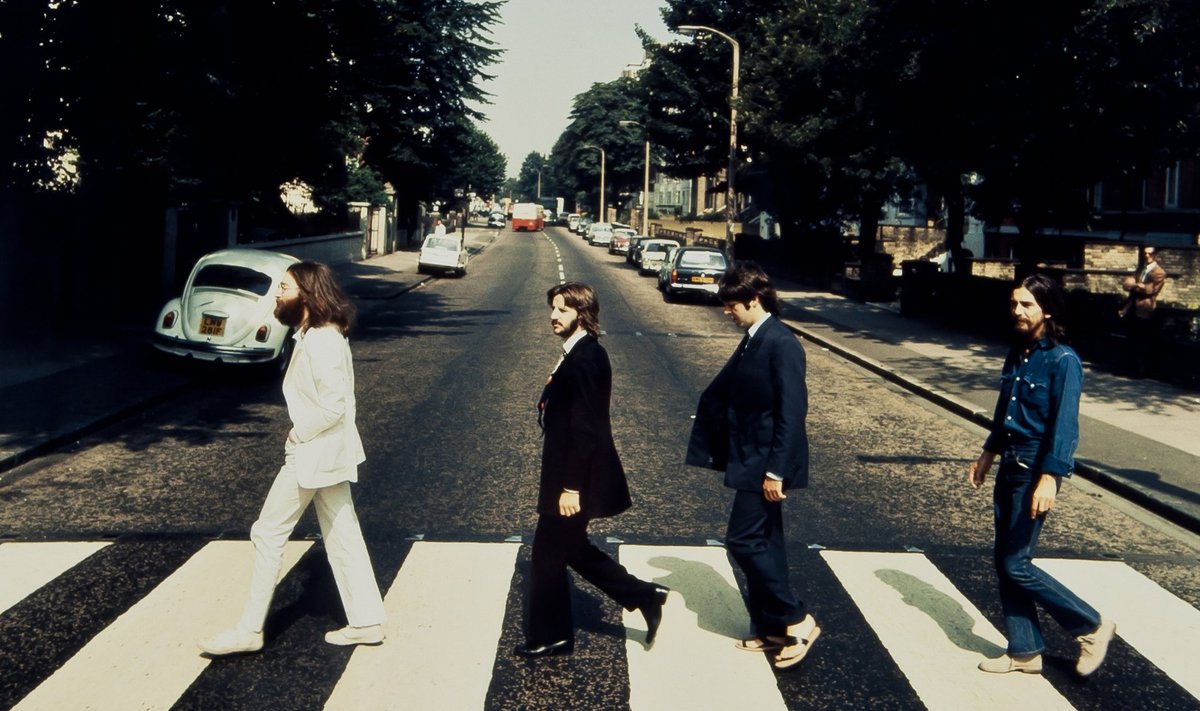 Biitlid teistpidi üle Abbey Roadi jalutamas