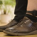 Заключенных в Латвии начали выпускать с "браслетом" на ноге