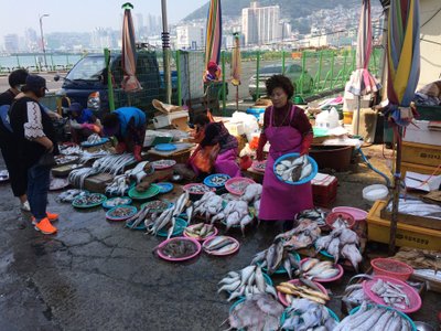 Värske kala: Lõuna-Korea on üks maailma arenenumaid riike, kuid mereandide müük on kohati lahendatud esiemade võtmes.