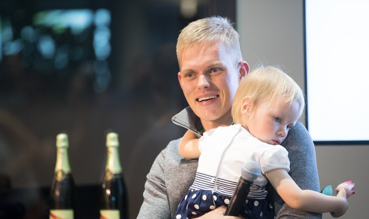 Pühapäeval karjääri esimese MM-ralli võitnud Ott Tänak koos tütre Miaga eile Tallinnas tema ja Martin Järveoja auks korraldatud vastuvõtul.