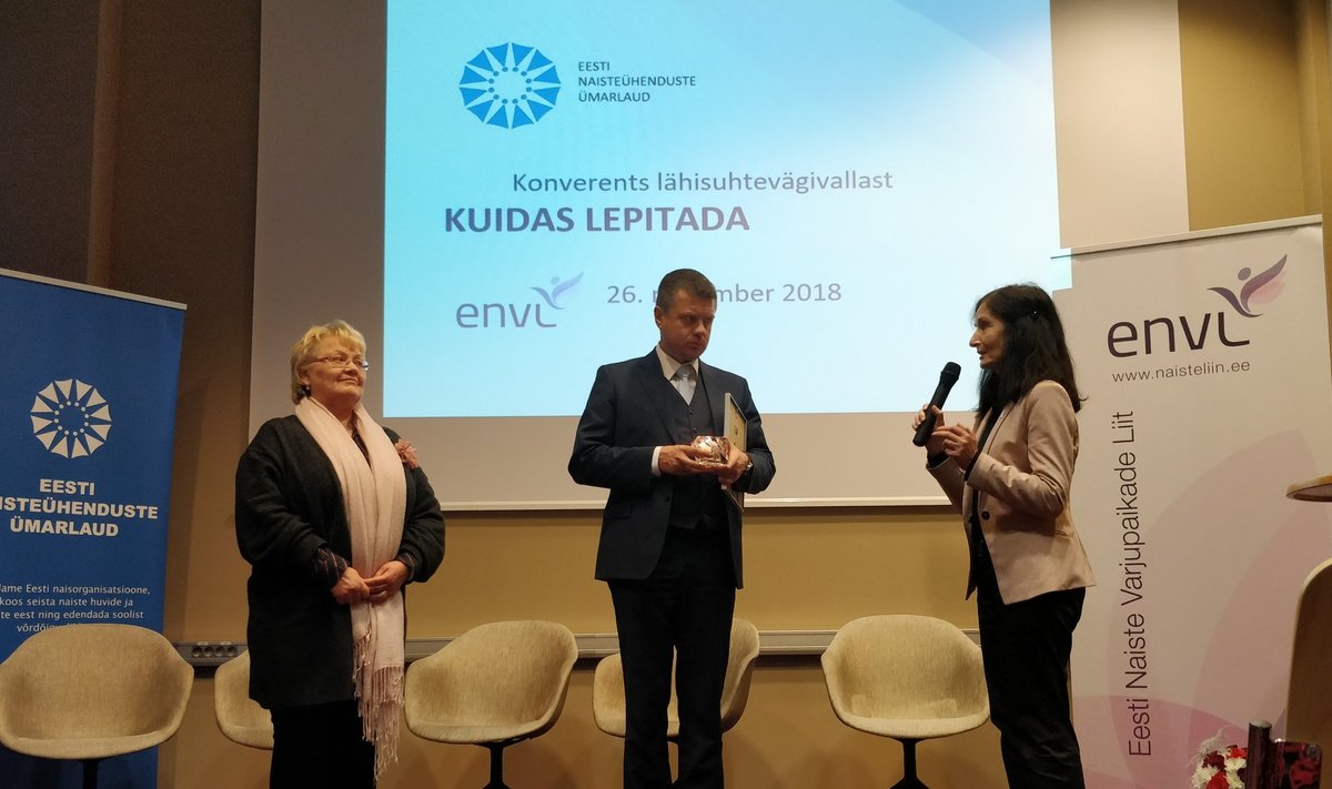 Auhinna andsid Urmas Reinsalule (keskel) üle ENÜ eesistuja Harda Roosna (vasakul) ja Eesti varjupaikade liidu juhatuse liige Eha Reitelmann.