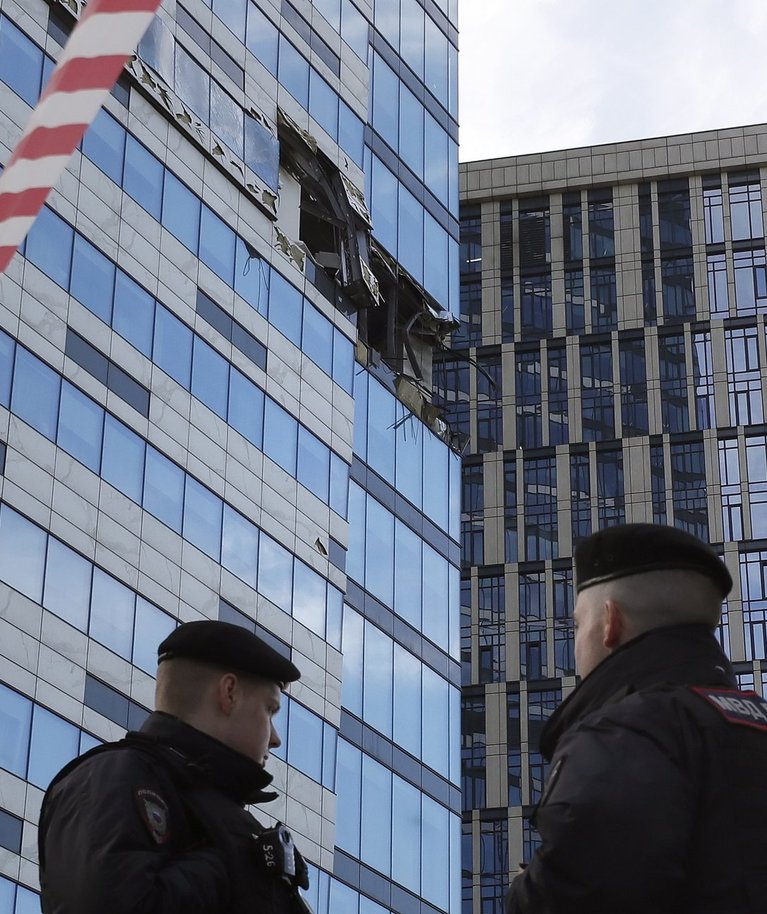 Moskva politsei seismas droonirünnaku tagajärjel kannatada saanud hoone ees. Foto tehtud 30. juulil 2023.