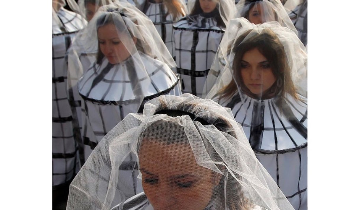 Puuris pruutideks rõivastunud naised marsivad Bukarestis, et tõmmata tähelepanu inimkaubandusele ja sellega seotud seksuaalsele kuritarvitamisele.