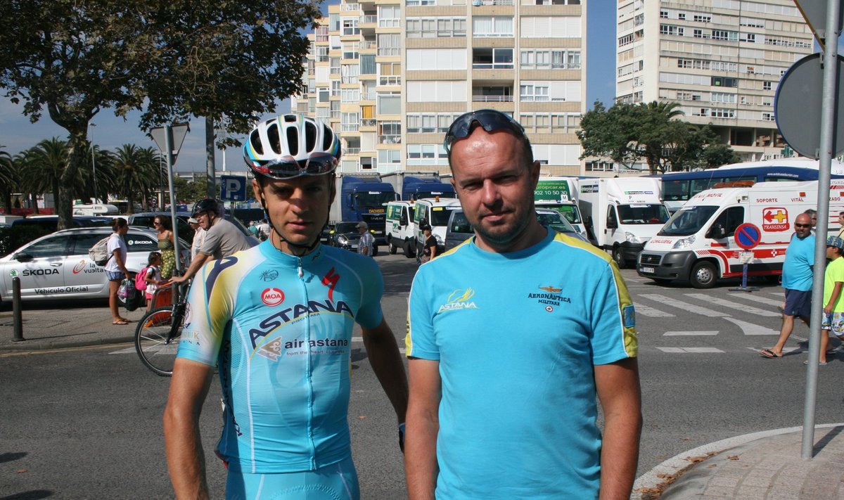 Tanel Kangertit (vasakul) nõustab Vueltal spordidirektor Jaan Kirsipuu.