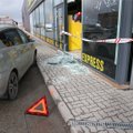 ФОТО: В Тарту автомобиль врезался в витрину магазина торгового центра Lõunakeskus