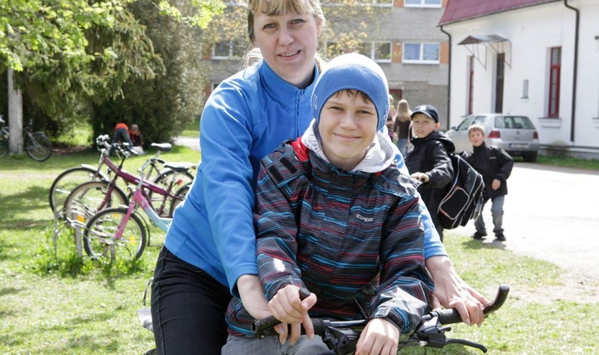 Aasta ema Margit Amer teeb poegadega koos kõike.  Kui vaja, sõidutab neid ka jalgrattaga.  Suuremad enam ema käte vahele hästi ära ei mahu,  aga Siim Aksel tunneb end pulgal istudes päris mõnusalt.