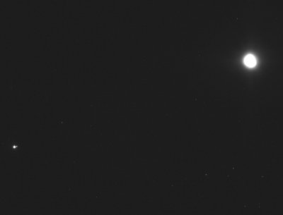 Ülal paremal asteroid Bennu, all vasakul Maa ja Kuu