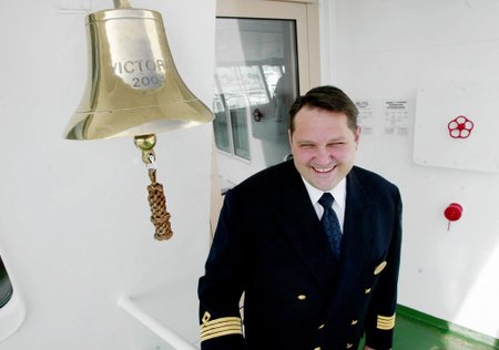 Vahur Ausmees on laevakapten olnud juba pikka aega. Pilt aastast 2004, mil liinile tuli parvlaev Victoria I.