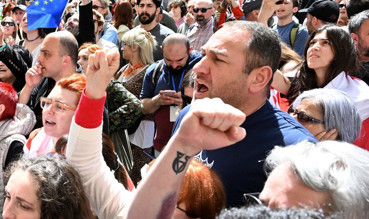 Протестующие выкрикивают лозунги во время демонстрации возле здания парламента, протестуя против законопроекта об «иностранном влиянии» в Тбилиси 17 апреля 2024 года. 