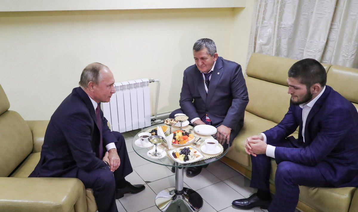 Vladimir Putin, Abdulmanap ja Habib Nurmagomedov 2018. aasta oktoobris..