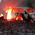 В загоревшемся автомобиле взорвались шины и бак, огонь перекинулся на ландшафт