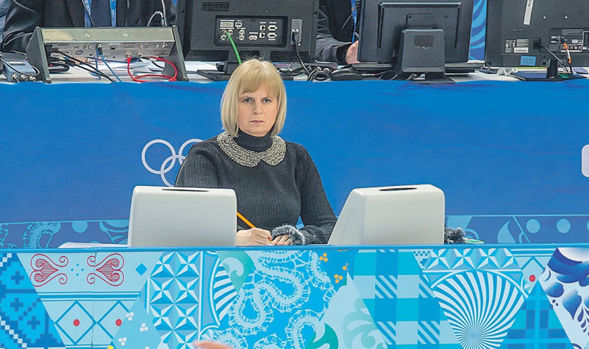 Kohtunikuna olümpiadebüüdi teinud Kadi Zvirik tähelepanelikul ilmel meeste üksiksõitu jälgimas.