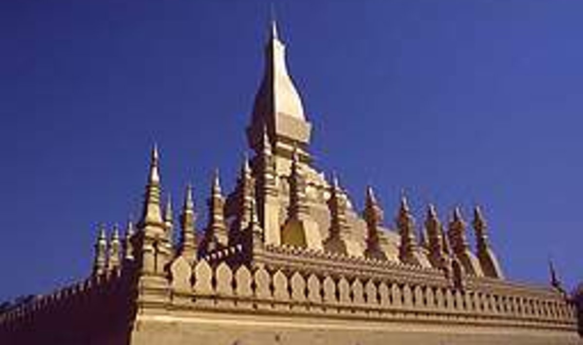 KAKS STUUPAT: Laose rahvuslik sümbol Pha That Luang ehk Kuldne stuupa Vientianes ja That Dami stuupa (kus väidetavalt elab sees Laost 1827. aastal Siami rünnakute vastu kaitsnud seitsmepealine draakon).  Marko Merevoo