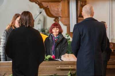 KUNSNIK IVI ARRAKUT maalis Jüri Arrak 1983. aastal. Nende kooselu üks meeldejäävamaid hetki leidis aset Kanadas, kui vaimulik Vello Salo kauastele elukaaslastele Ivile ja Jürile oma õnnistuse andis. Hiljem registreeris paar abielu Eestis. 2020. aastal Ivi ja Jüri lahutasid.