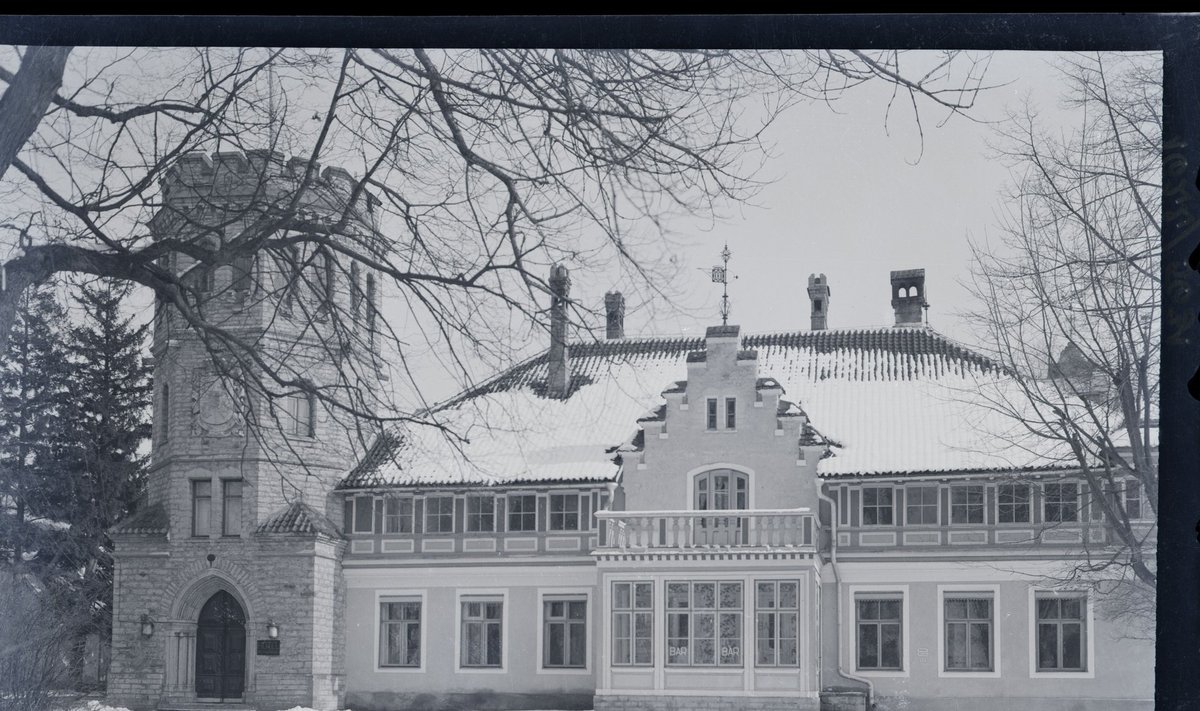 Maarjamäe loss 1930. aastatel, kui hoones tegutses hotell-restoran Riviera-Palais. Veranda aknal on silt BAR