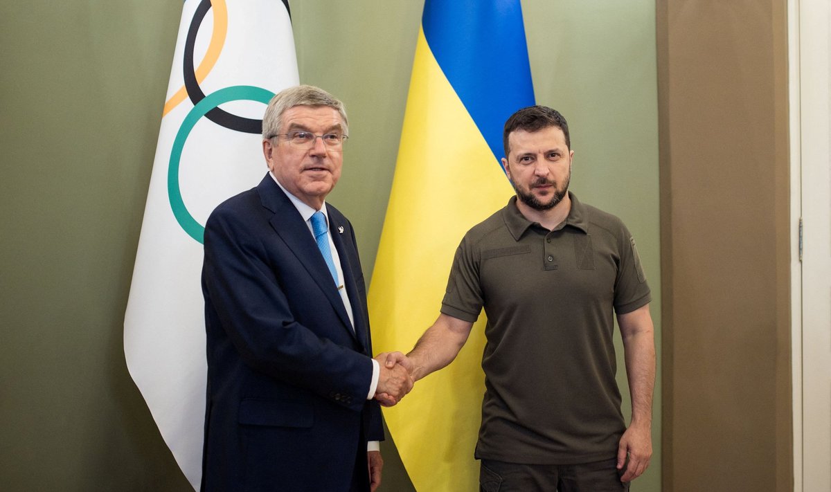 2022. aasta juulis tänas Volodõmõr Zelenskõi veel Thomas Bachi tema „vankumatu positsiooni“ eest Vene ja Valgevene sportlaste võistlustelt keelustamises. Nüüdseks on Bachi positsioon täiesti pöördunud.