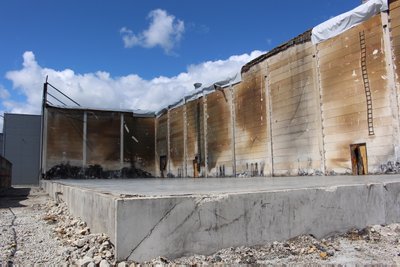 Противопожарная зона склада Pakendikeskus со стороны станции отходов Epler-Lorenz после работ по расчистке и сносу. Здание готово к восстановлению.
