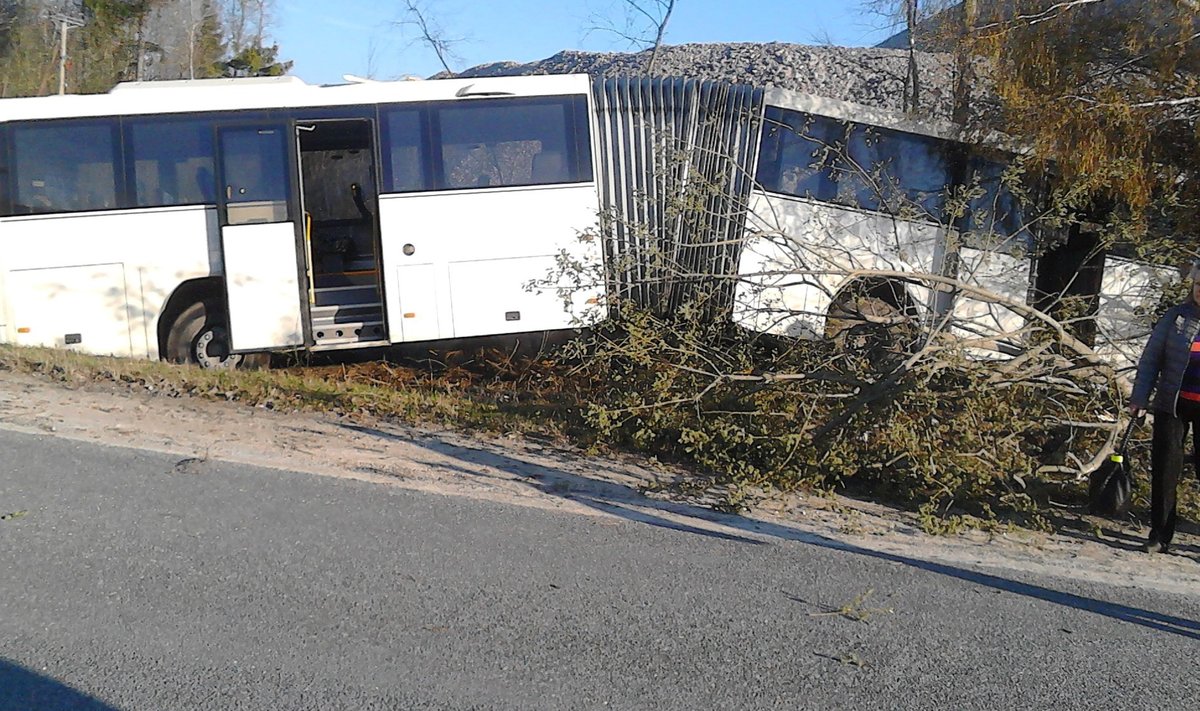 Eesti Energia töötajaid vedanud buss sõitis teelt välja.