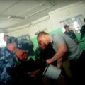 ВИДЕО | Бьют дубинками и льют воду, чтобы захлебнулся: опубликована запись пытки заключенного в российской колонии