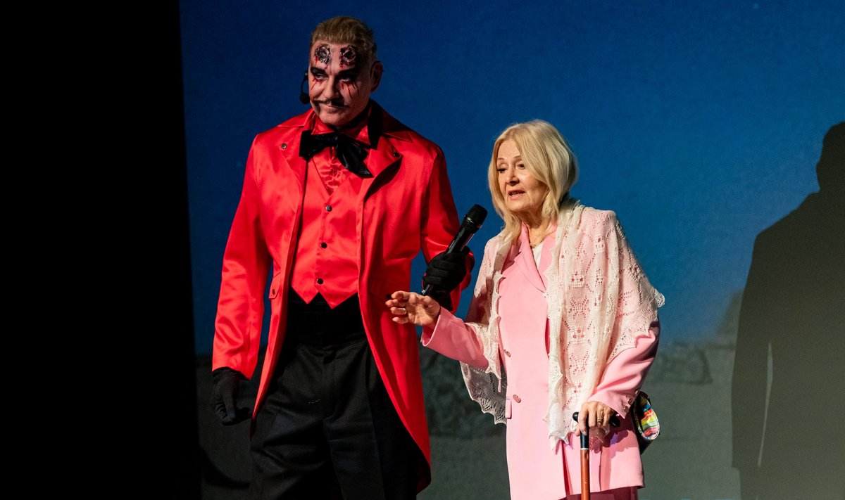 Grimmeeritud Mart Sander ja legendaarne filminäitleja Eve Kivi enne „Sampo“ esimest linastust. Eve Kivi kohalolek tekitas positiivset furoori, mis Helen Kõpu tekitatud pahameelt tasakaalustas.