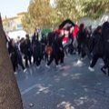 VIDEOD | Iraani koolitüdrukud on rätid peast rebinud ja näitavad ajatollale keskmist sõrme
