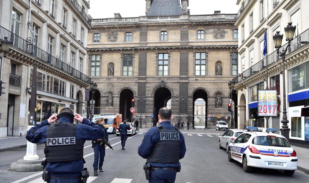 Politseinikud Pariisi tänavatel.