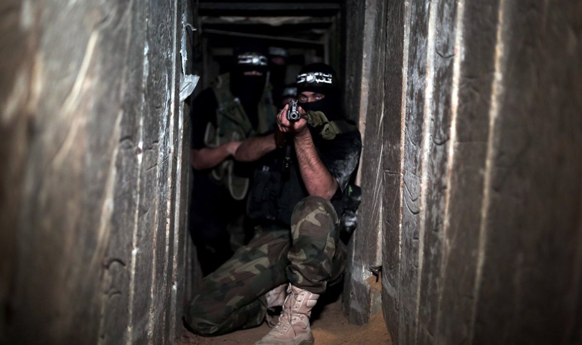 Izz ad-Din al-Qassami brigaadide võitlejad tunnelites fotograafile poseerimas.