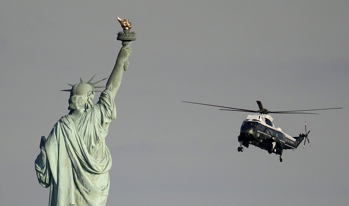 Vabadussammas ja helikopter. Need pole siiski õnneks metallivargad, vaid kopteris on hoopis president Trump.