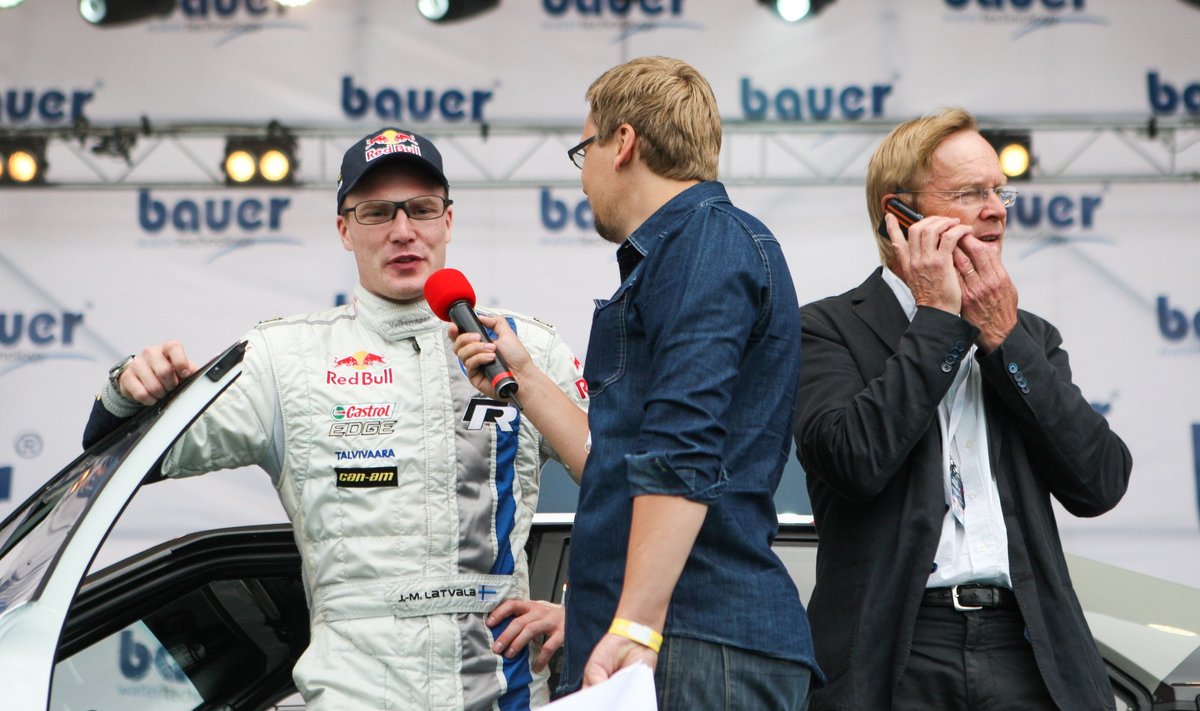 Rally Estonia avatseremoonia, Ari Vatanenil helises telefon.