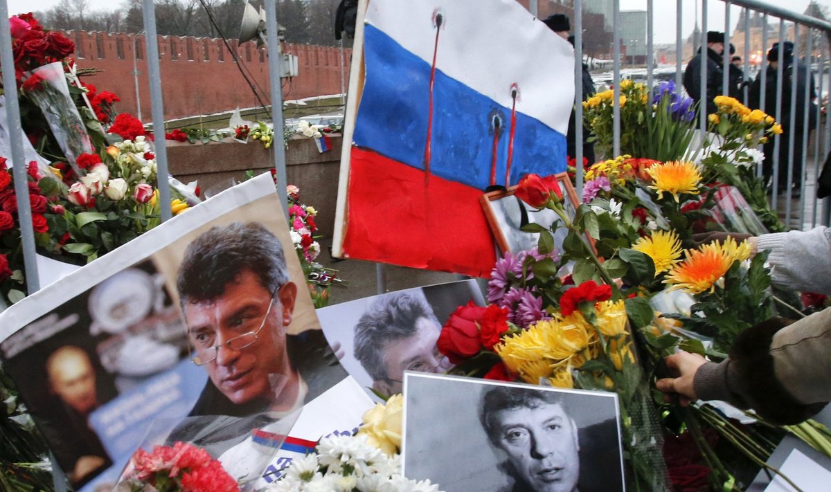 People lay down flowers to commemorate Kremlin critic Nemtsov in central Moscow