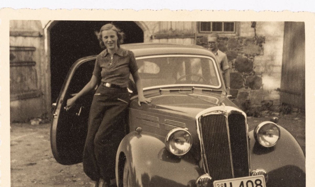 Kui esialgu peeti autojuhtimist naise loomusele sobimatuks, siis 1930. aastail hakkasid autoasjanduse ringkonnad propageerima suhtumist, et auto ja naine sobivad tegelikult omavahel hästi kokku. Eestis tegutses nii naistaksojuhte kui ka -autosportlasi. (Foto: Eesti Rahva Muuseum)