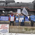 ФОТО DELFI: Железнодорожники на митинге протеста — деятельность правительства вредна для наших карманов!